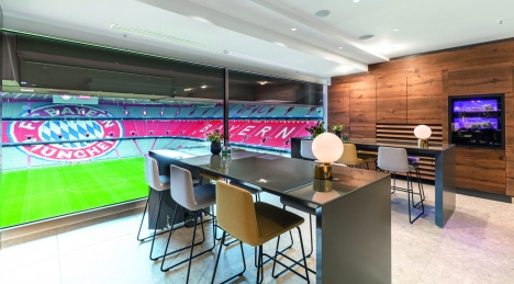 Blick aus der Miele Lounge aufs Spielfeld der Allianz Arena - Foto: Miele